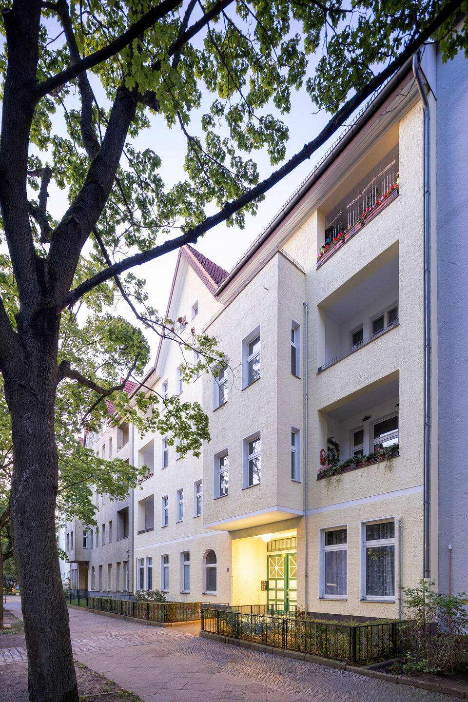 2-Zi.-Altbauwohnung mit Balkon - Kapitalanlage in ruhiger, grün geprägter Lage von Reinickendorf! – Berlin – Bild 1 von 9