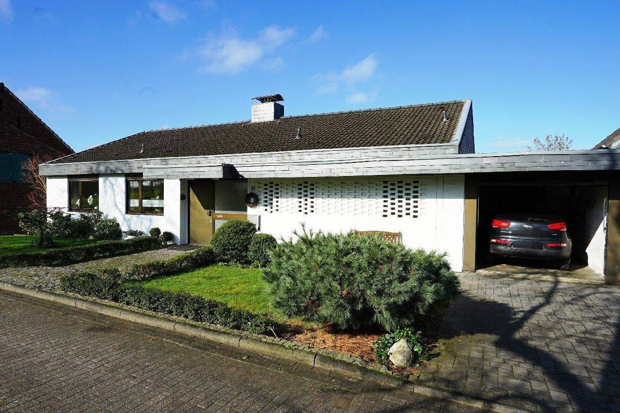 Freistehender Satteldachbungalow in naturnaher Dorflage in Leverkusen-Steinbüchel – Leverkusen – Bild 1 von 9