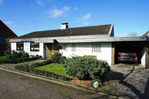 Freistehender Satteldachbungalow in naturnaher Dorflage in Leverkusen-Steinbüchel