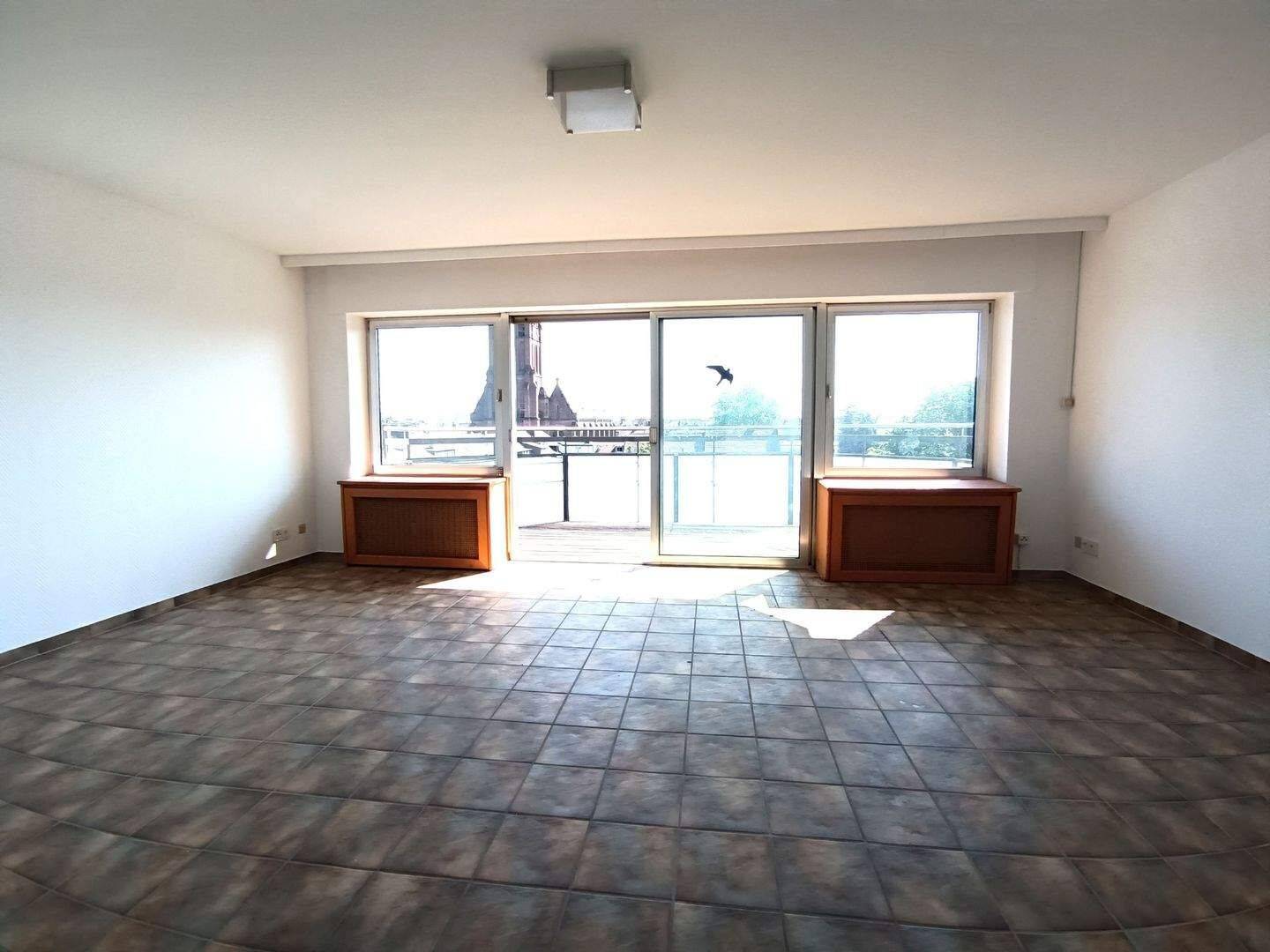 Krefeld-City, Ostwall 71 - 2 Zimmer-Wohnung im 5.OG mit 2 Balkonen und Aufzug für max. 2 Personen zum zeitnahen Einzug !!