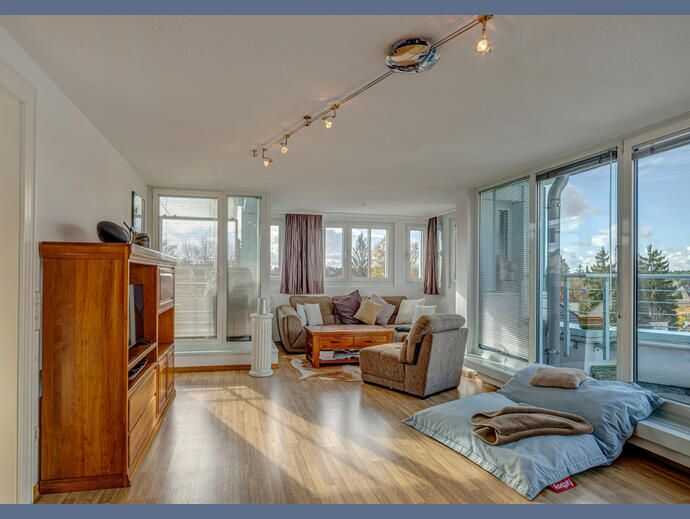Möbliert: Schöne, helle Maisonettewohnung mit Balkon und Dachterrasse