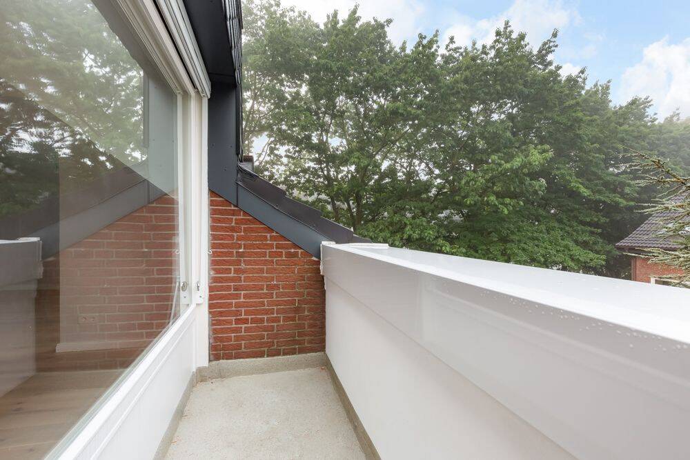 Dachgeschoss, 2 Zimmer, offene Wohnküche in Hummelsbüttel – Hamburg – Vorschaubild 4