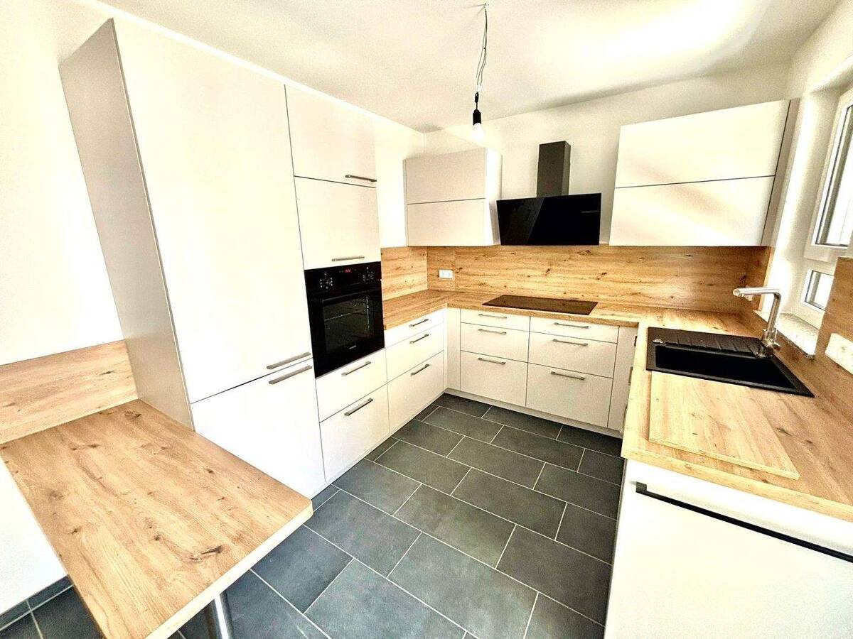 3 Zimmer mit Einbauküche, Tageslichbad, Gäste-WC, Keller und Lift – 65189 Wiesbaden – Bild 1 von 9