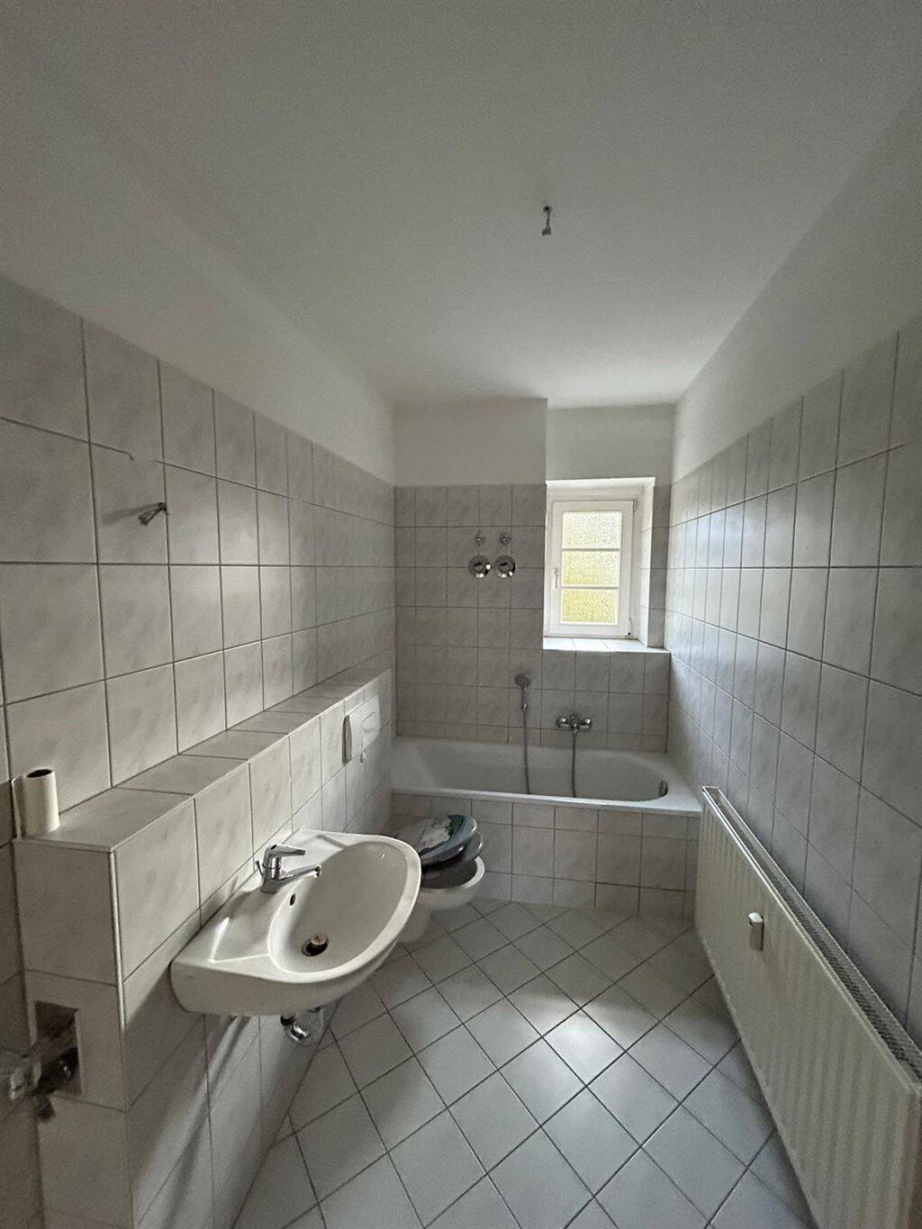 Gemütliche 3-Zimmer mit Laminat, Balkon und Wannenbad in ruhiger Lage! EBK mgl. – Chemnitz – Vorschaubild 2
