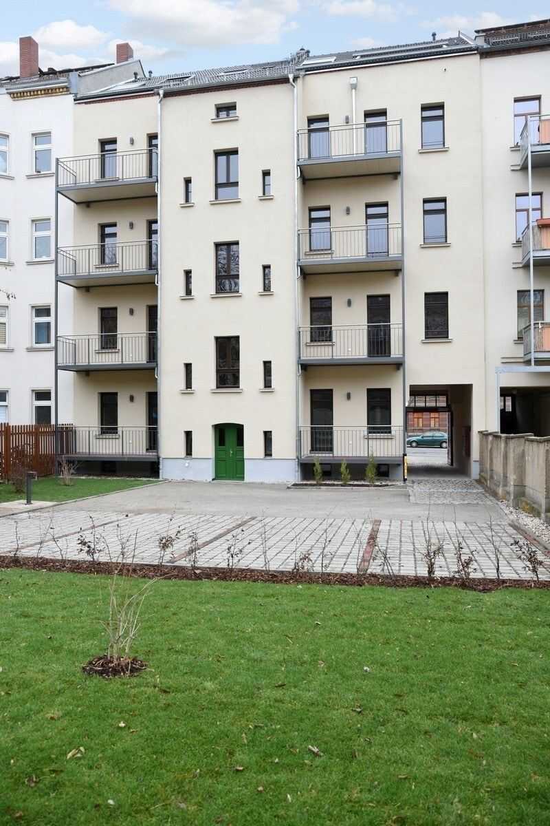 Genial! + Dunkles Parkett + Bad mit Wanne & Dusche + Balkon + Fußbodenheizung + LED-Licht – Leipzig – Vorschaubild 9