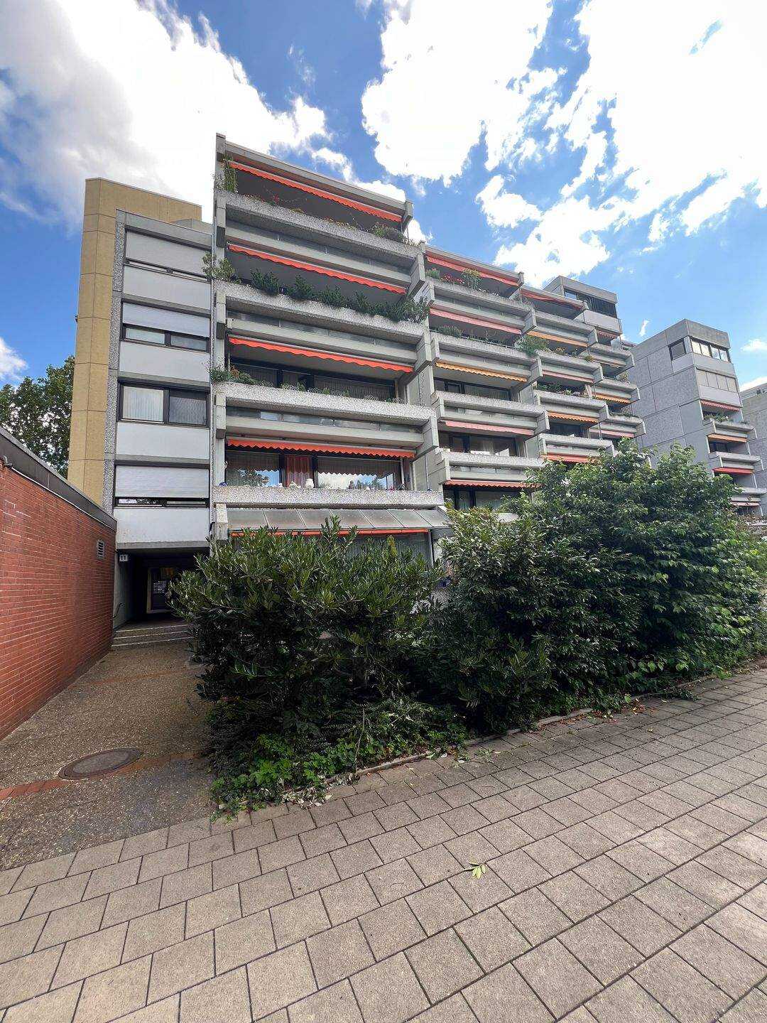 Ricklinger Teiche: Helle 2-Zimmer-Wohnung mit zwei Balkonen und Tiefgarage - sofort frei.
