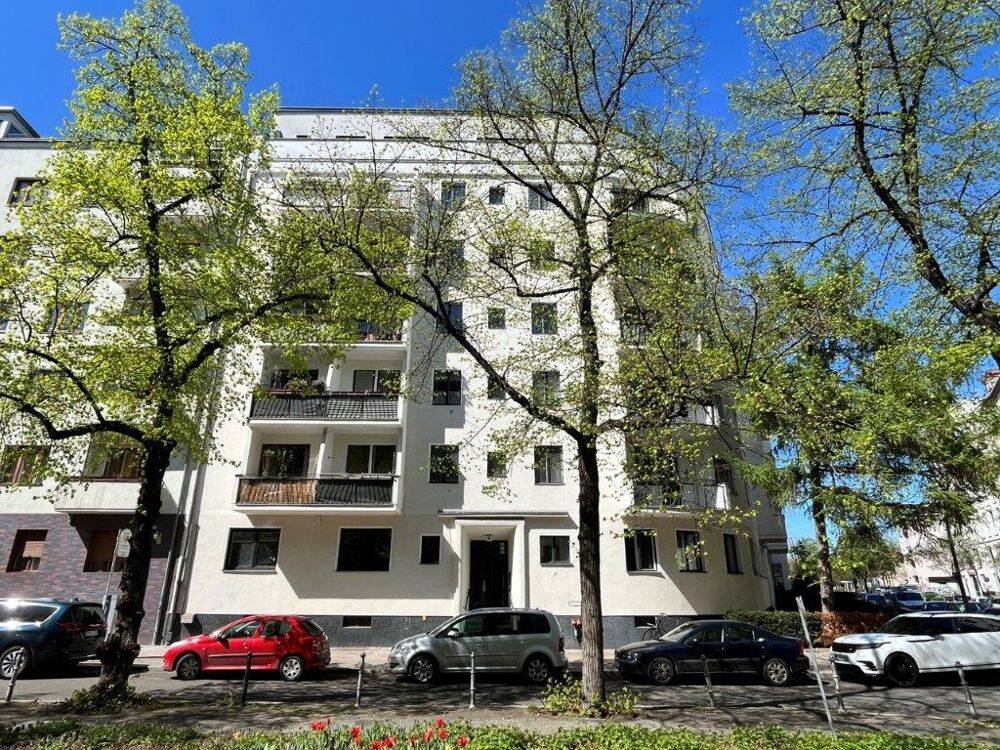 Aufzug und Balkon mit Blick auf den Maikäferplatz nahe Bayerischer Platz – Berlin – Vorschaubild 2