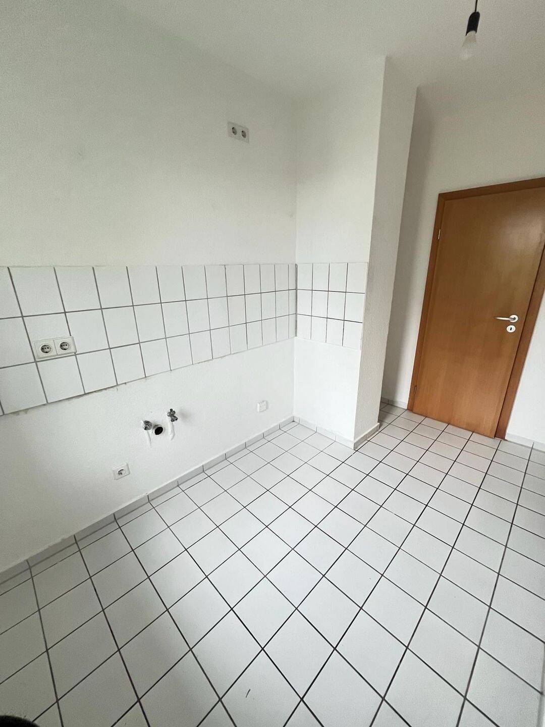 2 Raum Wohnung, Bad mit Wanne und Fenster in Gablenz, Nähe Versorgungszentrum – Chemnitz – Vorschaubild 4