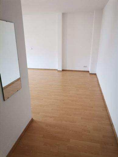 Geräumige Dachgeschoss-Wohnung mit Badewanne, Tageslichtbad und Einbauküche! – Halle (Saale) – Vorschaubild 5