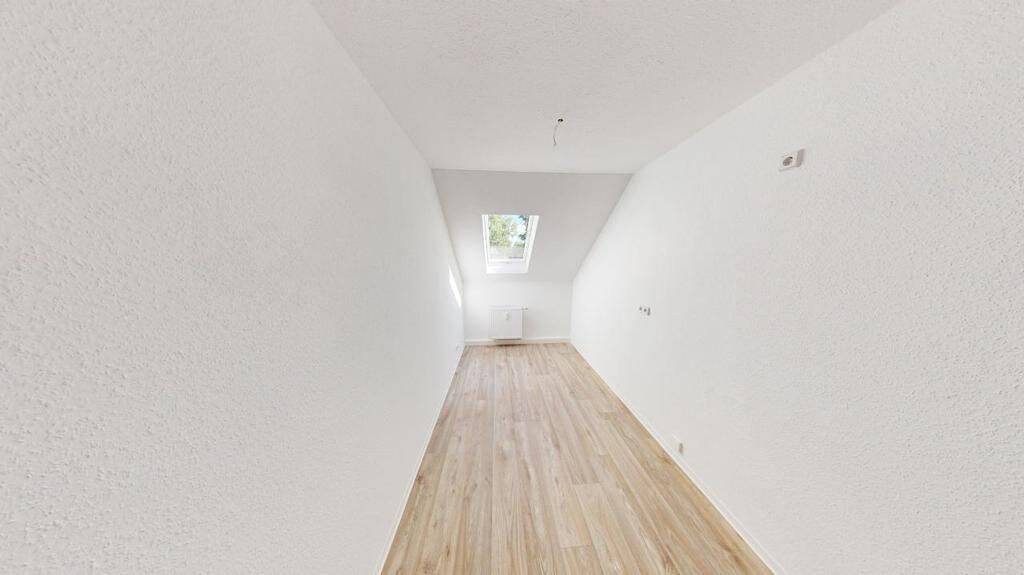 NEU sanierte Dachgeschosswohnung mit Tageslichtbad – Chemnitz – Vorschaubild 2