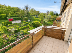 TOP-Halbhöhenlage: 3-Zi.-Whg. mit 80 m² * 2 Balkone + Garage + Stpl. + 116 qm Gartenanteil *