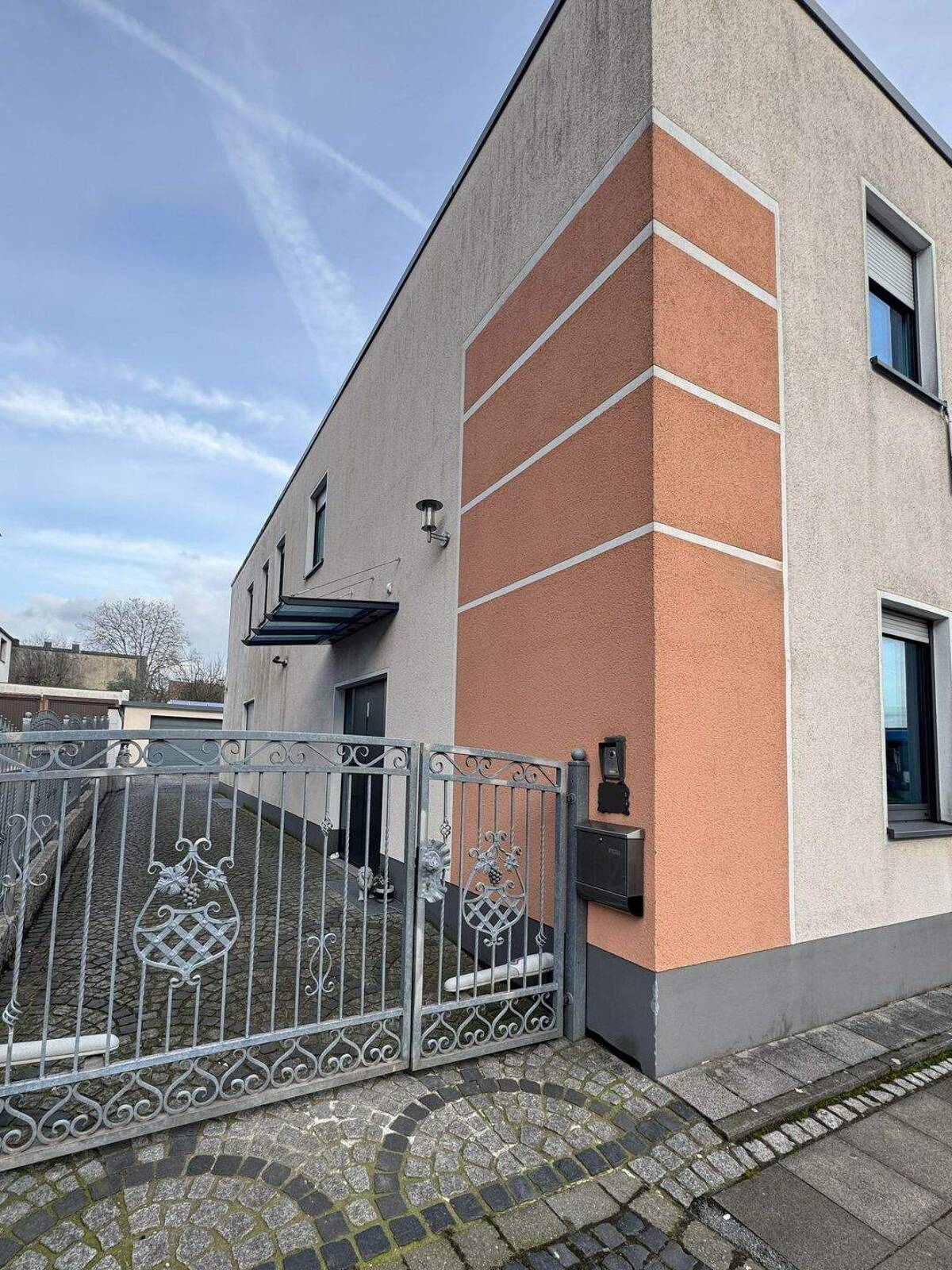 Modernes Einfamilienhaus mit Top- Ausstattung, Garten und Garagen – 46117 Oberhausen – Bild 1 von 9