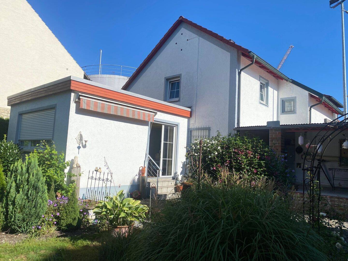 Idyllisches Einfamilienhaus mit wunderschönem Garten im Stadtzentrum von Abensberg – Abensberg – Bild 1 von 9