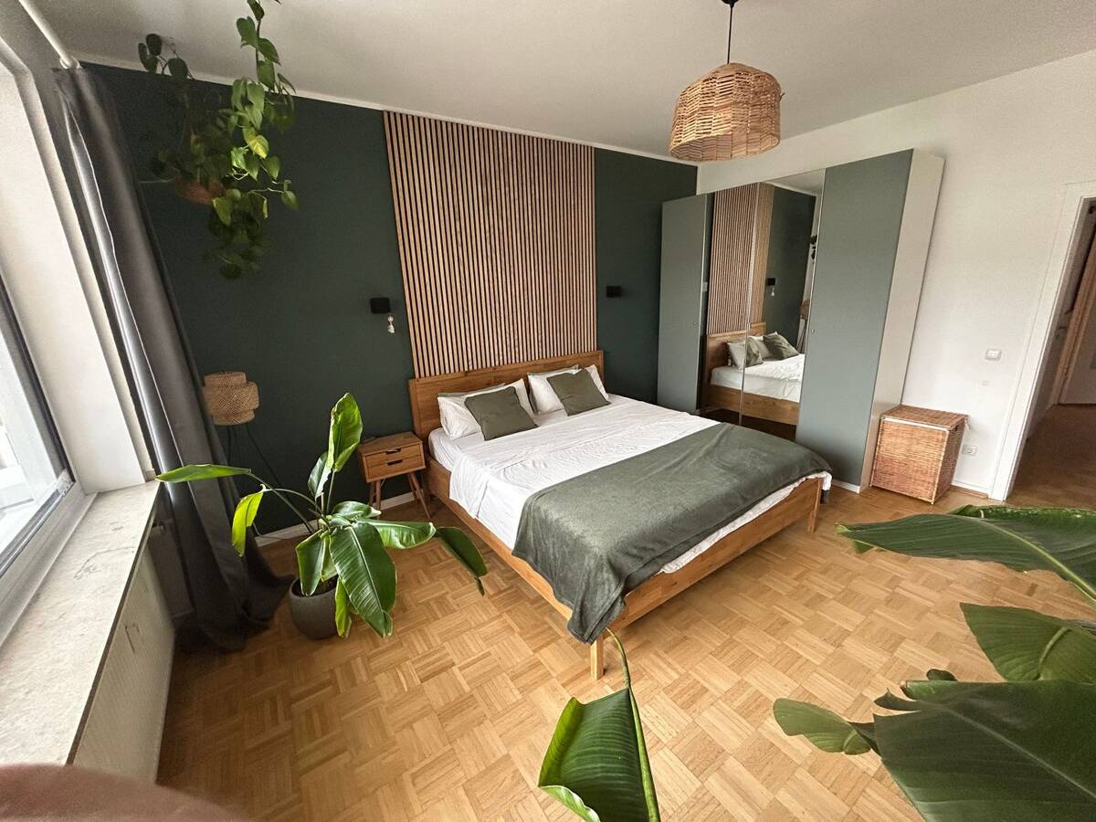Toplage – voll möbliertes 3 Zimmer Apartment mit eigenem Gym | Zwischenmiete ab 01.09. – 50674 Köln – Bild 1 von 8