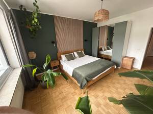 Toplage – voll möbliertes 3 Zimmer Apartment mit eigenem Gym | Zwischenmiete ab 01.09. – 50674 Köln – Vorschaubild 1