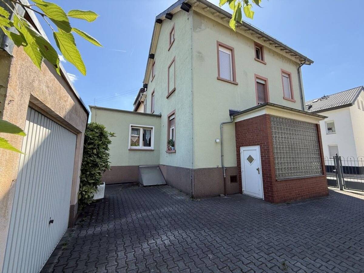 Mitten in Schwanheim - 3-Familienhaus zum vermieten oder selbst bewohnen – 60529 Frankfurt am Main – Bild 1 von 9