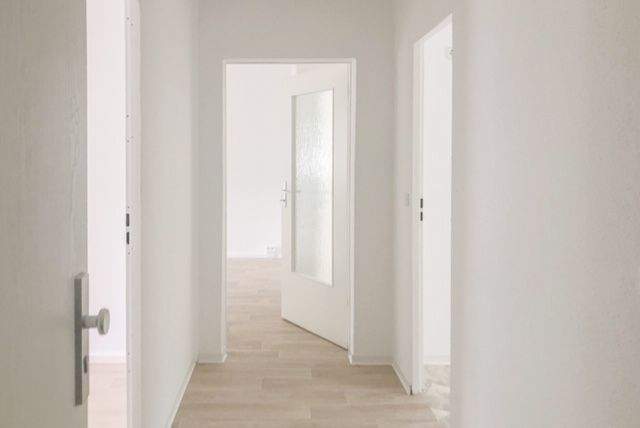 Komfortabel wohnen: Erstbezug mit Balkon, hellen Räumen und hochwertigem Bodenbelag – Chemnitz – Vorschaubild 4