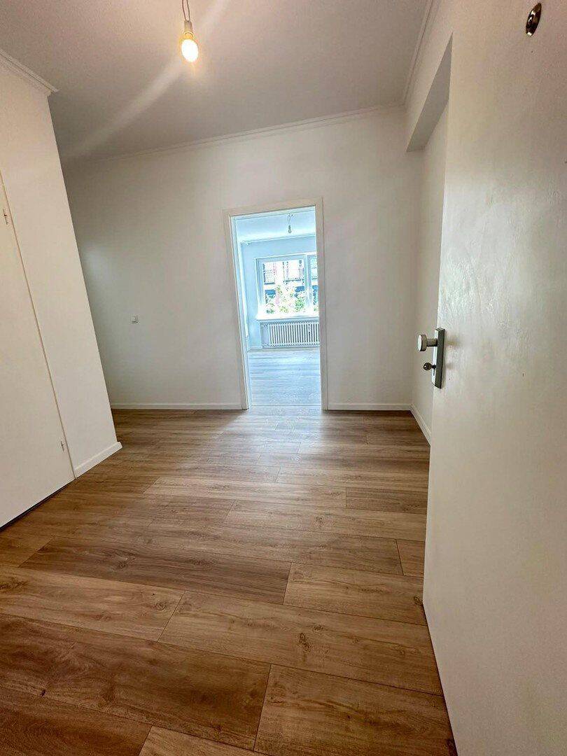 Frisch renoviert! Tolle 2-Zimmer-Wohnung mit Einbauküche und Loggia in Citylage – Bünde – Vorschaubild 3