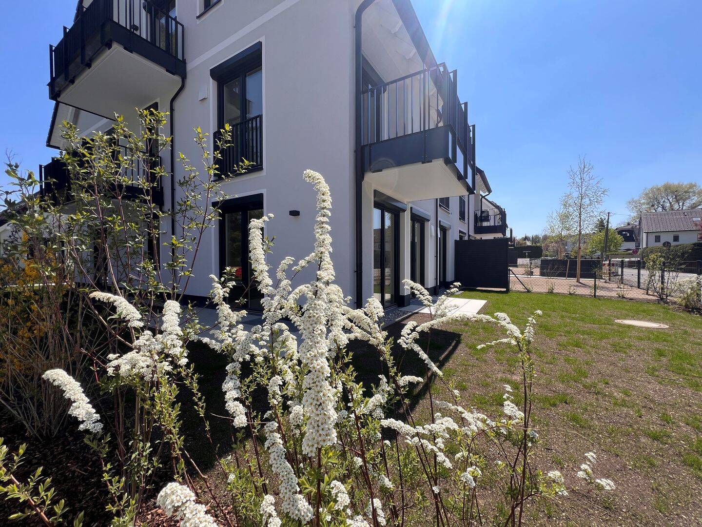 Wohnkomfort + Qualität ! - Hochwertig ausgestattete 3-Zimmer-Erdgeschosswohnung mit sonnigem Garten