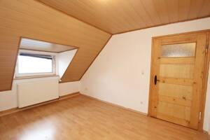 Gemütliche 2-3 ZKB Dachgeschosswohnung mit Fernblick nähe Klinikum