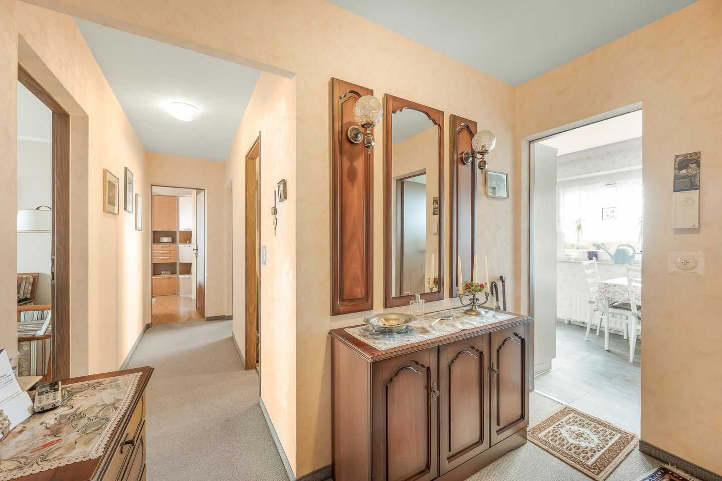 Voll möblierte 3-Zimmer-Wohnung mit sonniger Westloggia – München – Vorschaubild 2