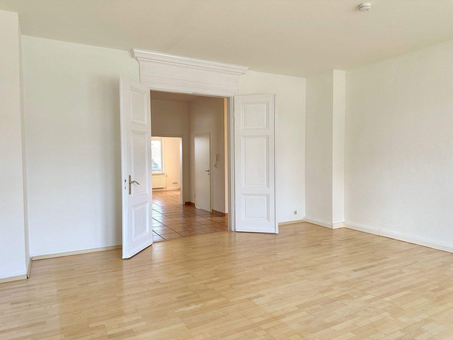 CLZ 4,5 Zi.Whg, ca.165 qm, EBK, Vollbad, Gäste WC, Wintergarten, Stellplatz und Keller ab 01.05.2026