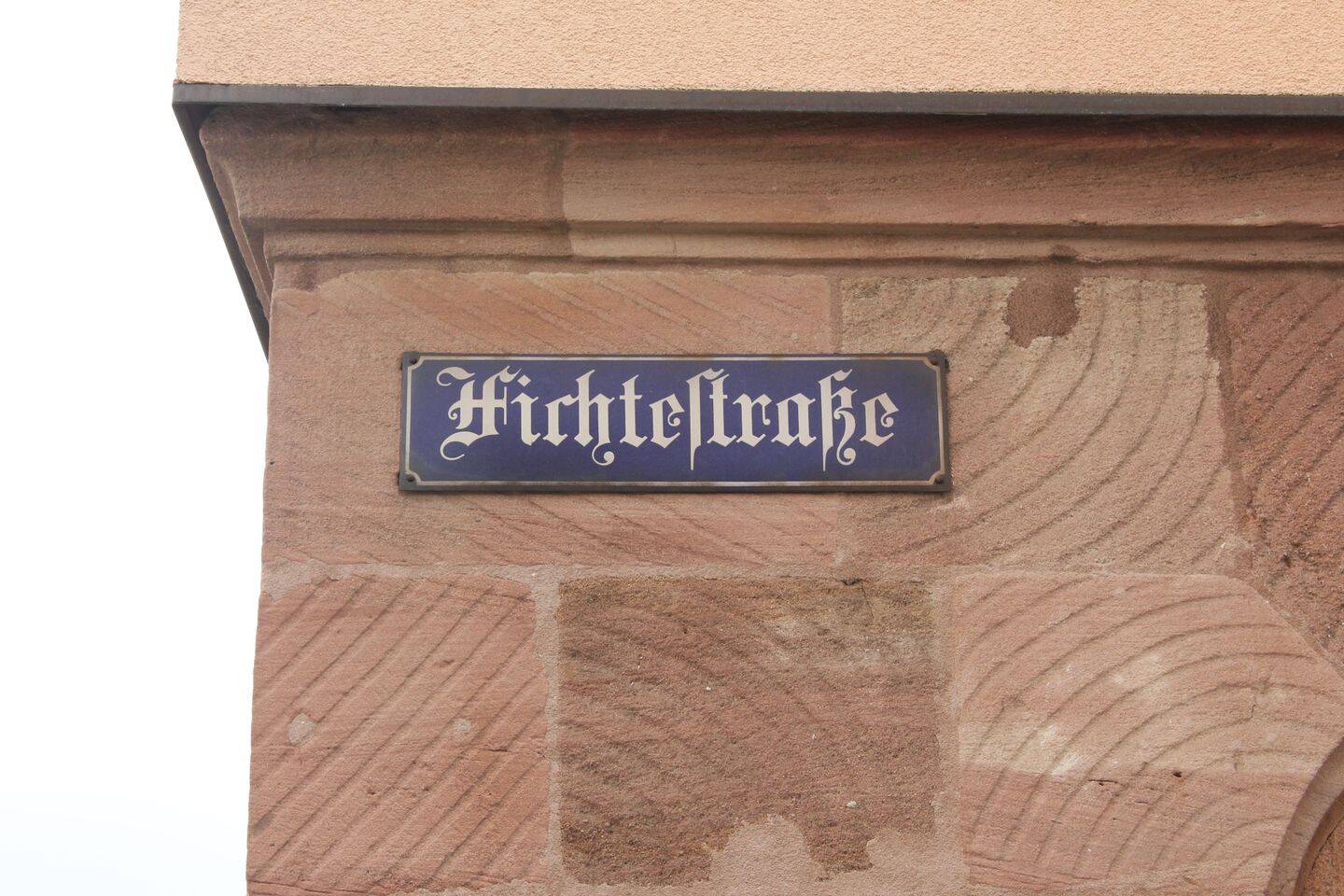 Individuell, attraktiv und zentral gelegen - TOP 4-Zimmer-Jugendstilwohnung mit Balkon – Nürnberg – Vorschaubild 3