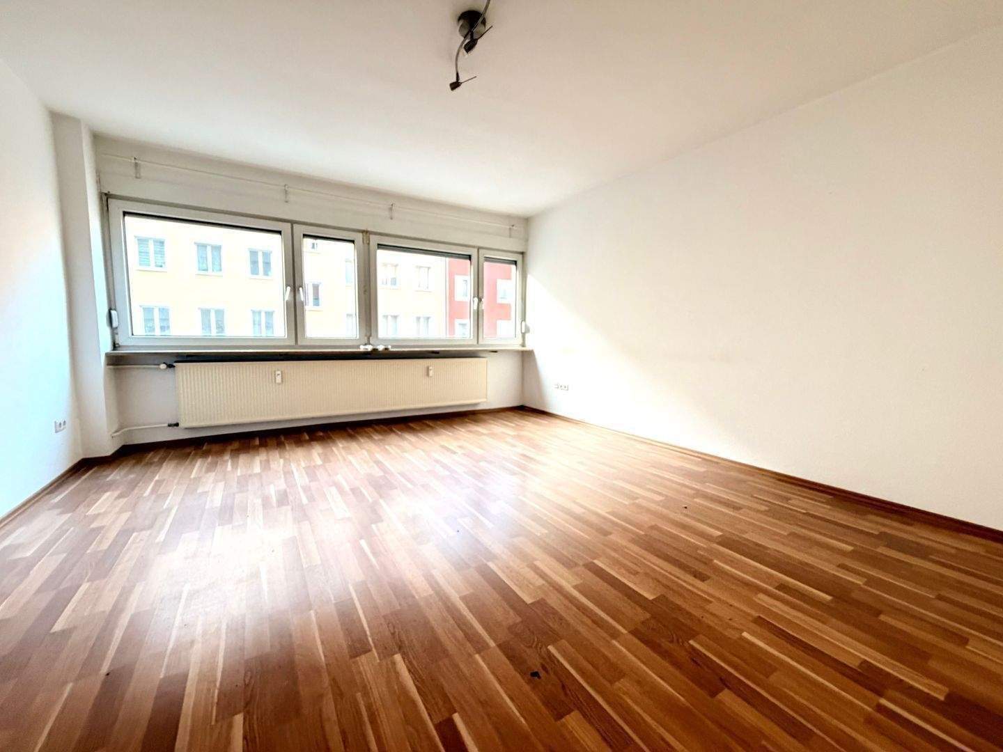 super gepflegte 2 Zimmer Wohnung in ruhiger Südstadtlage +++ mit Aufzug und Einbauküche ++ – Nürnberg – Bild 1 von 7