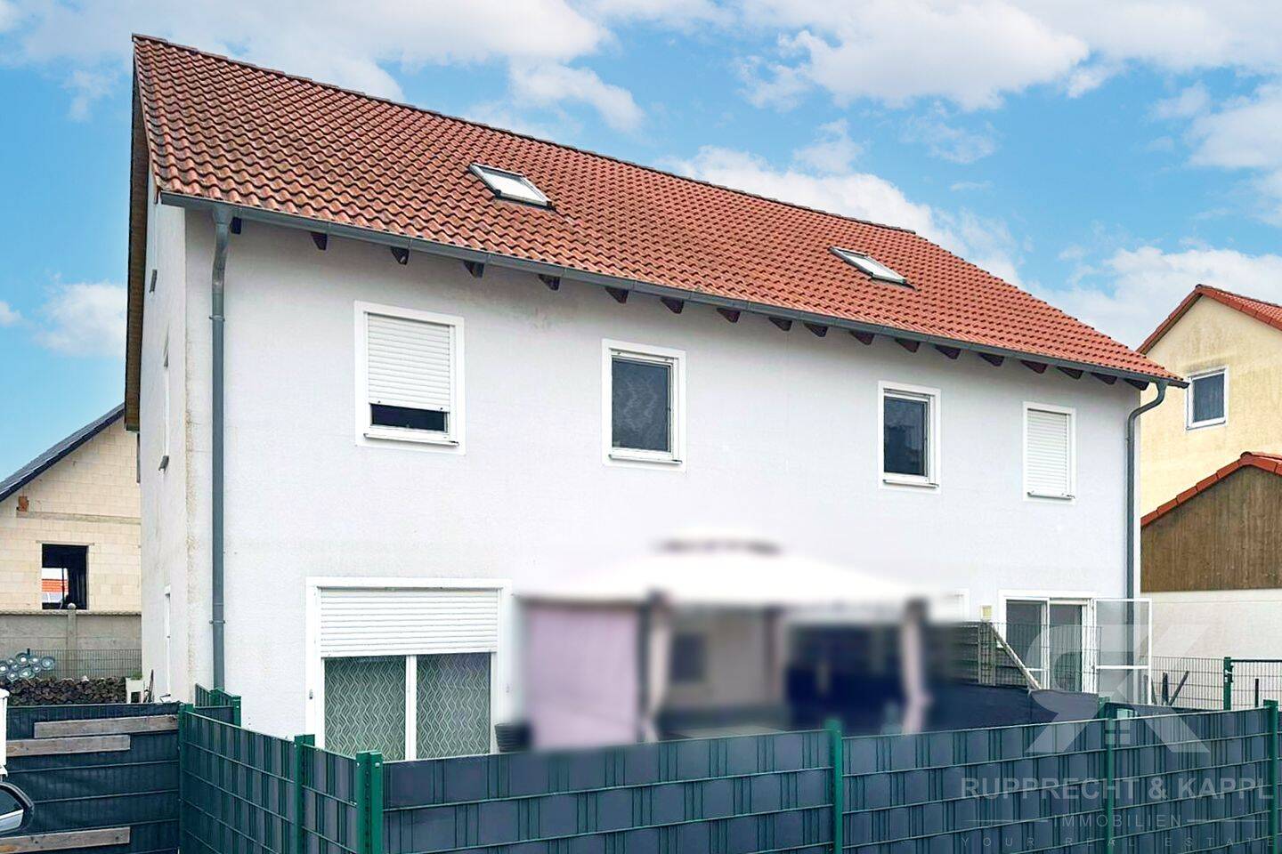 Moderne und renovierte Doppelhaushälfte mit 5 Schlafzimmern, Garage und 2 Bäder in Vilseck – Vilseck – Bild 1 von 9