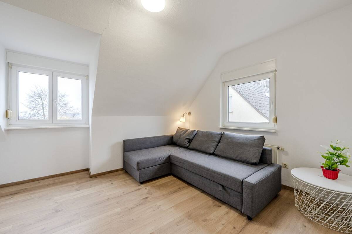 Charmante 2,5-Zimmer-Dachgeschosswohnung in ruhiger Lage von Zuffenhausen – 70435 Stuttgart – Bild 1 von 8