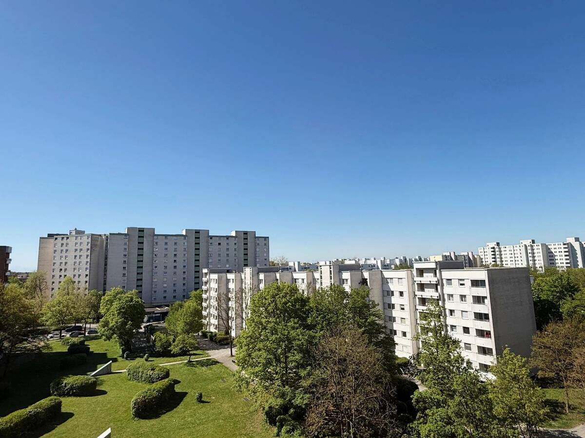 Großzügige und gut geschnittene 2-Zimmer-Wohnung mit großer Südloggia inkl. TG-Stellplatz in Neuperlach nähe PEP – 81737 München – Bild 1 von 9