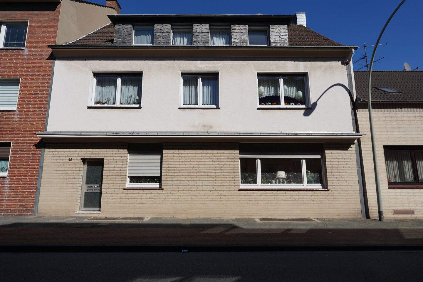 Solides Mehrfamilienhaus mit Baugrundstück für ein weiteres Mehrfamilienhaus