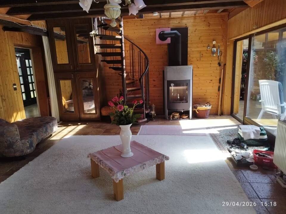 Zwei Wohnhäuser auf einem Grundstück mit Garten, Pool und vielseitigen Nutzungsmöglichkeiten