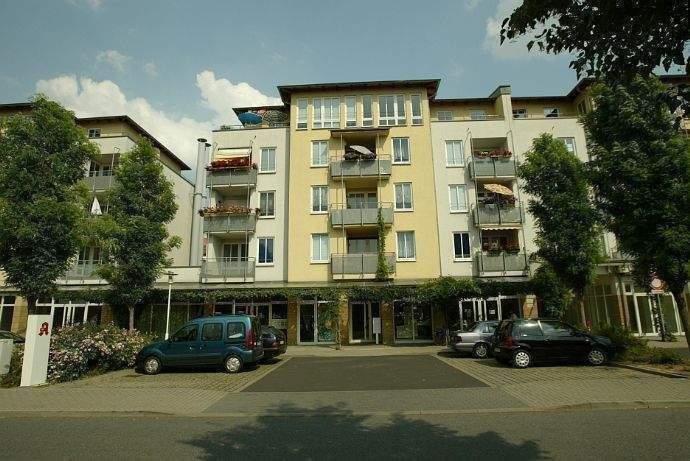 Helle und freundliche 2-Raum-Wohnung im Dresdner Norden! Mit Balkon, Einbauküche, Parkett, Aufzug und Tiefgarage in ruhiger Lage! – Dresden – Vorschaubild 3