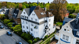 Köln-Marienburg: Helle 2-Zimmer-Wohnung mit Sonnengarten und Garage in exklusiver Lage