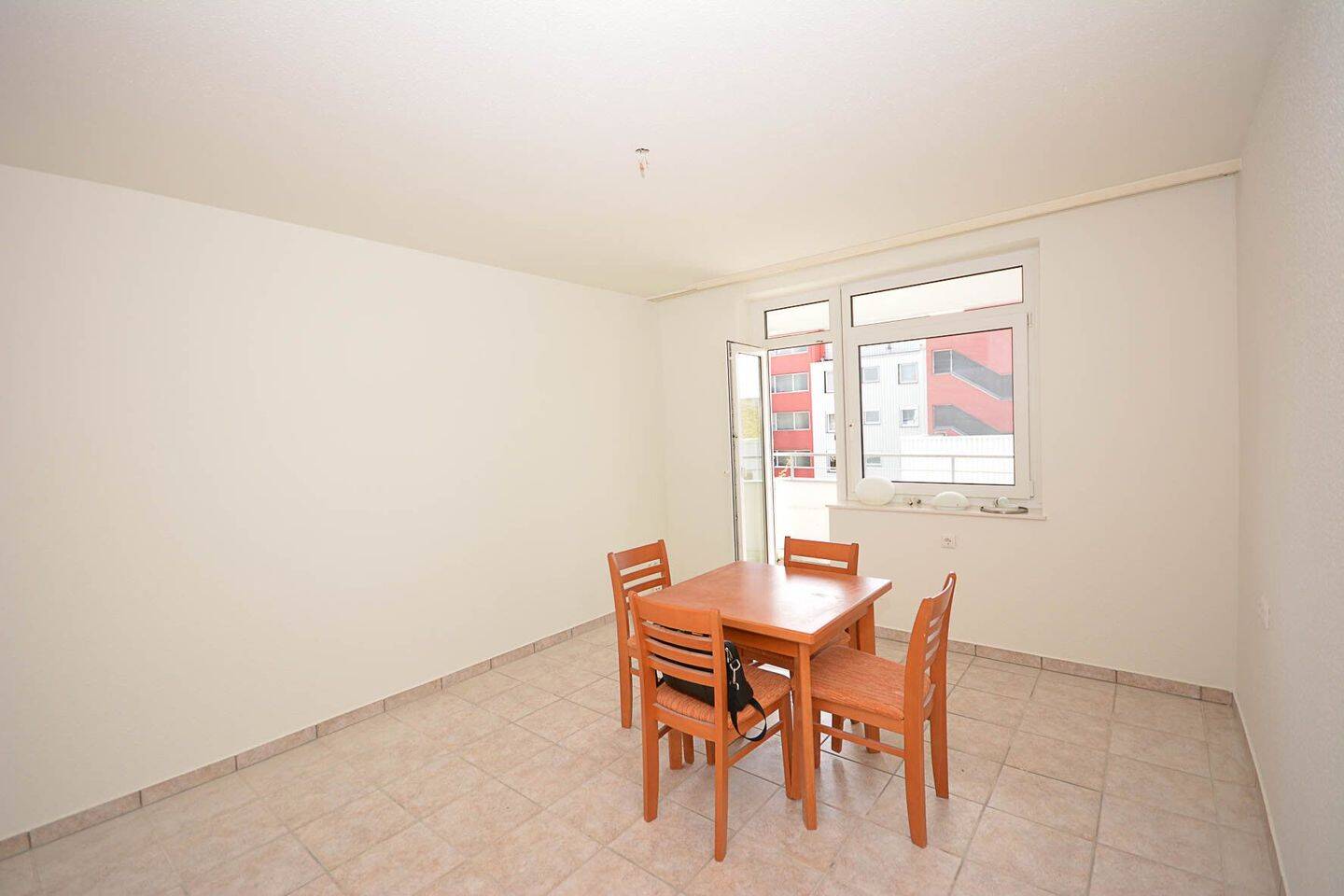 Modernisierte 2-Zimmer-Wohnung mit großem Balkon und Tiefgaragenplatz in Köln-Weiden (bezugsfrei) – Köln – Vorschaubild 8