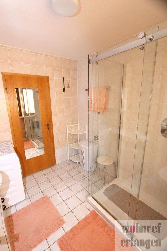 MÖBLIERTE,schöne helle 3,5 Zimmer-Wohnung mit Sonnenloggia u. TG Stellplatz im Zentrum von Erlangen – Erlangen – Vorschaubild 2