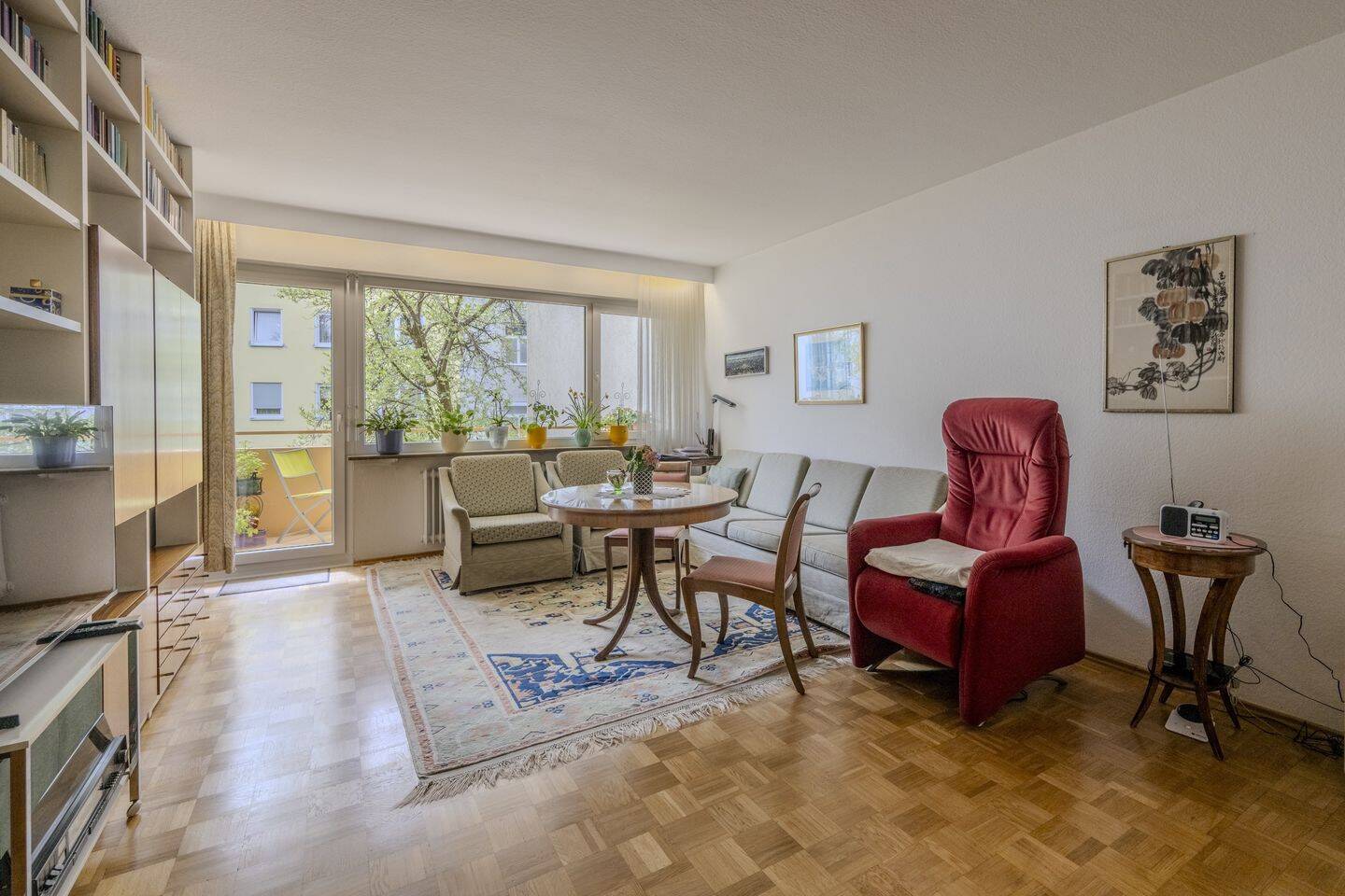 Bezugsfreie 2,5-Zimmer-Wohnung mit zwei Balkonen, in absolut ruhiger Innenhoflage – München – Vorschaubild 2