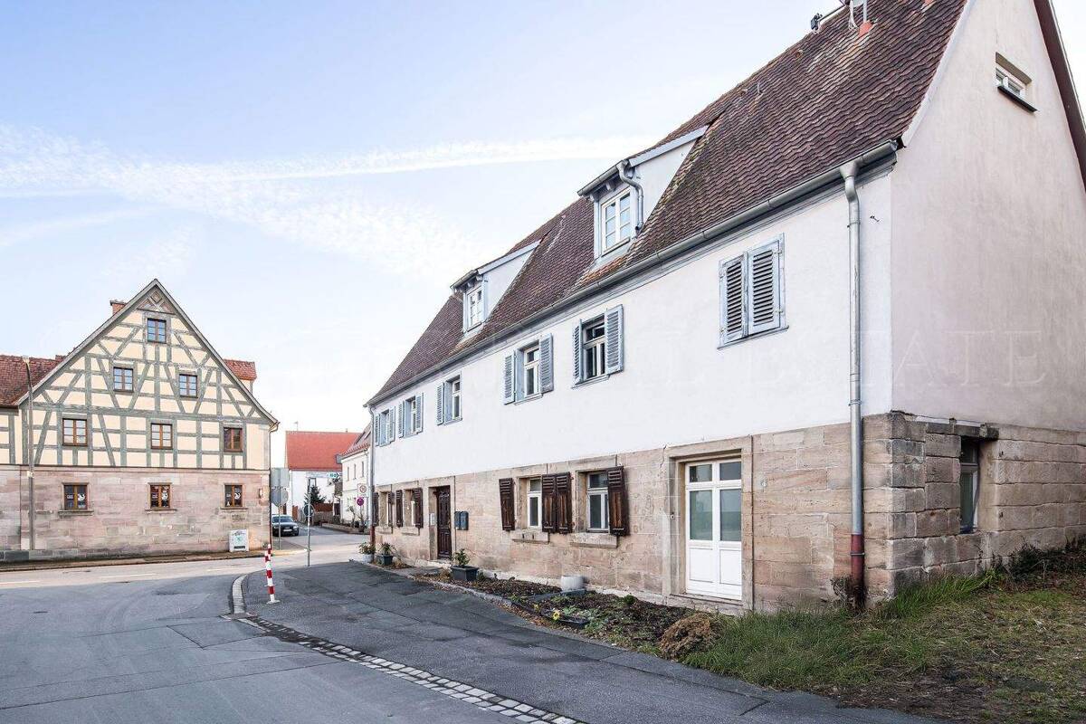 Zweifamilienhaus in Büchenbach mit separatem Waldgrundstück – 91056 Erlangen – Bild 1 von 9