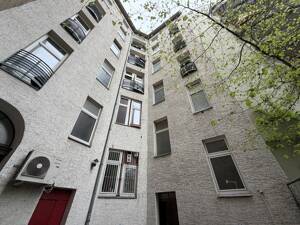 Solide vermietete 2-Zimmer-Wohnung mit Altbaucharme ***Duschbad***abgez. Dielen*** – 10965 Berlin – Vorschaubild 2