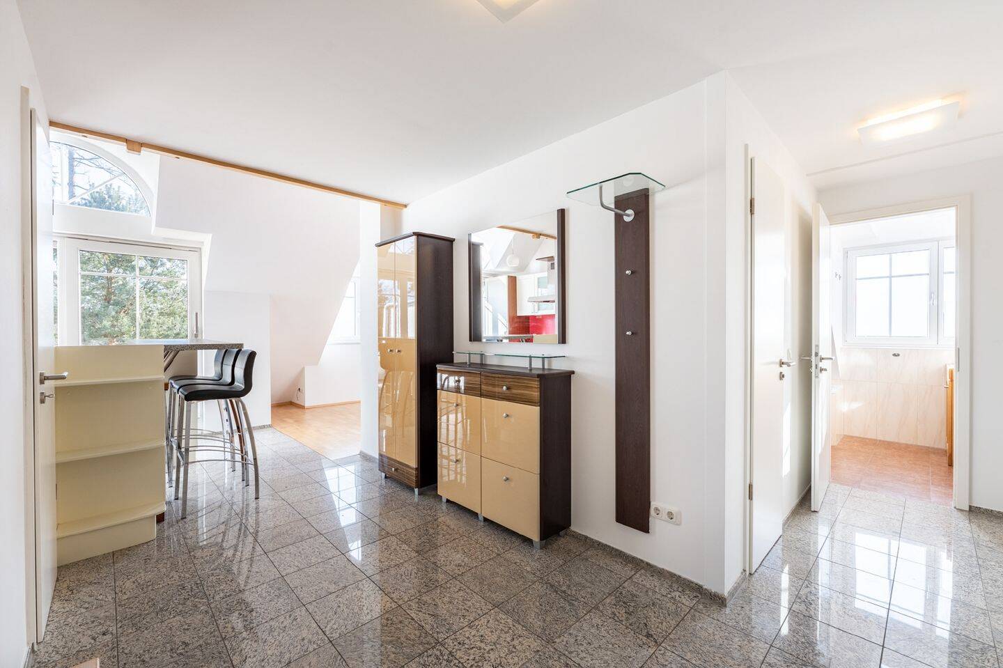 AIGNER - Lichtdurchflutete Dachgeschosswohnung mit Galerie in Waldtrudering – München – Vorschaubild 3