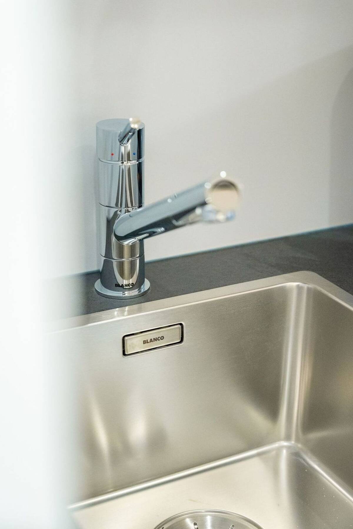 Topmodernes und vollmöbliertes Studioapartment – 70372 Stuttgart – Bild 1 von 9