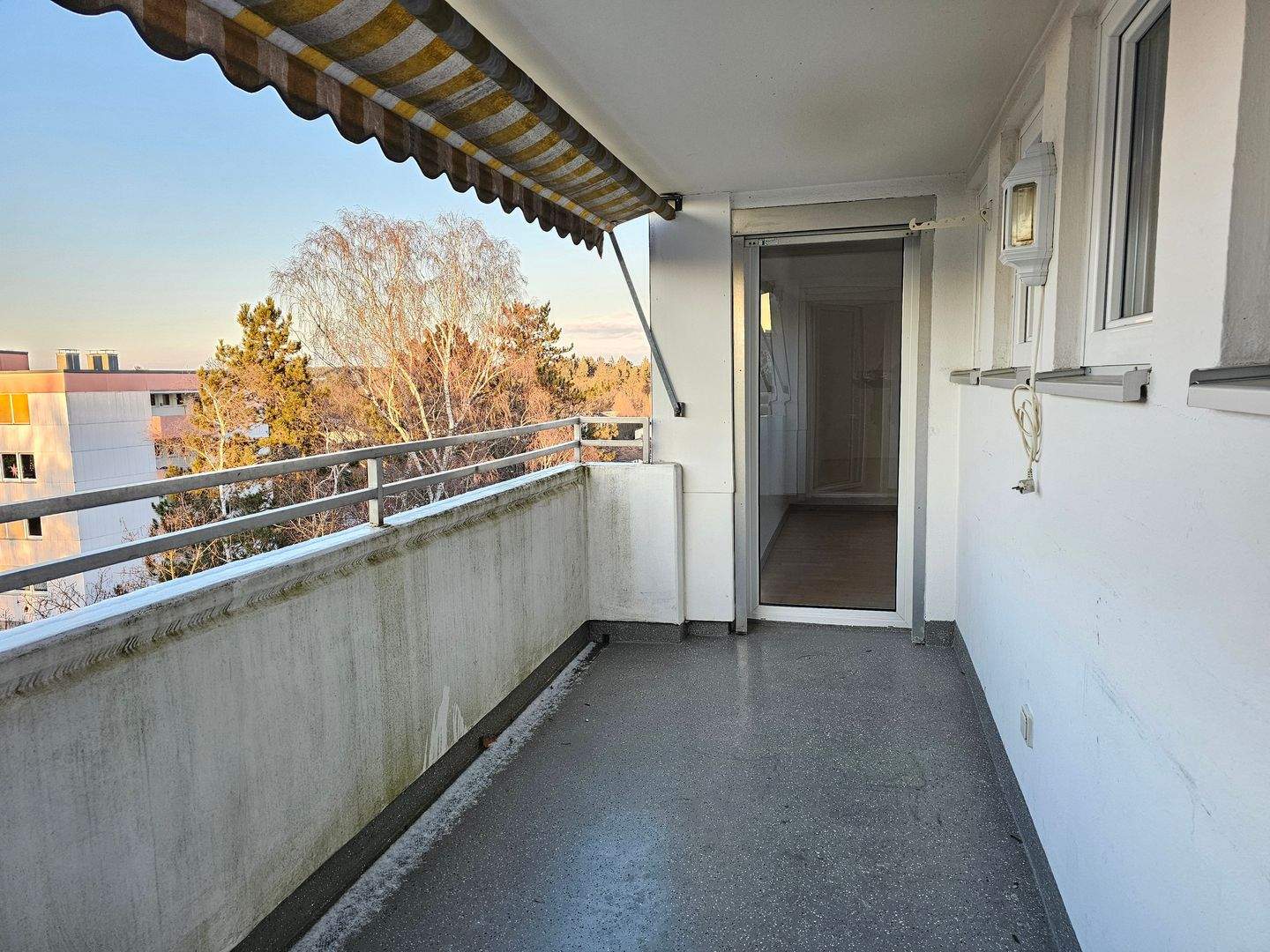 N- Nähe Südklinikum, gut geschnittene, helle 4-Zimmerwohnung mit Tageslichtbad, Gäste WC, Abstellraum und Garage – Nürnberg – Bild 1 von 9