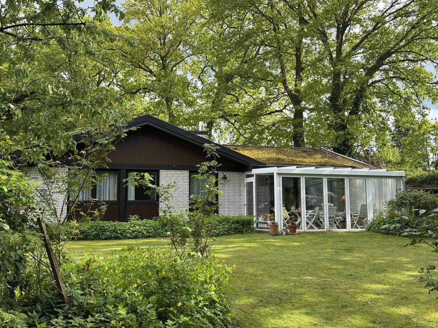Courtagefrei – Charaktervoller Architektenbungalow mit Wintergarten, Kamin, Einliegerbereich und viel Grün am Stadtrand Bremen/Varrel – Bremen – Vorschaubild 2