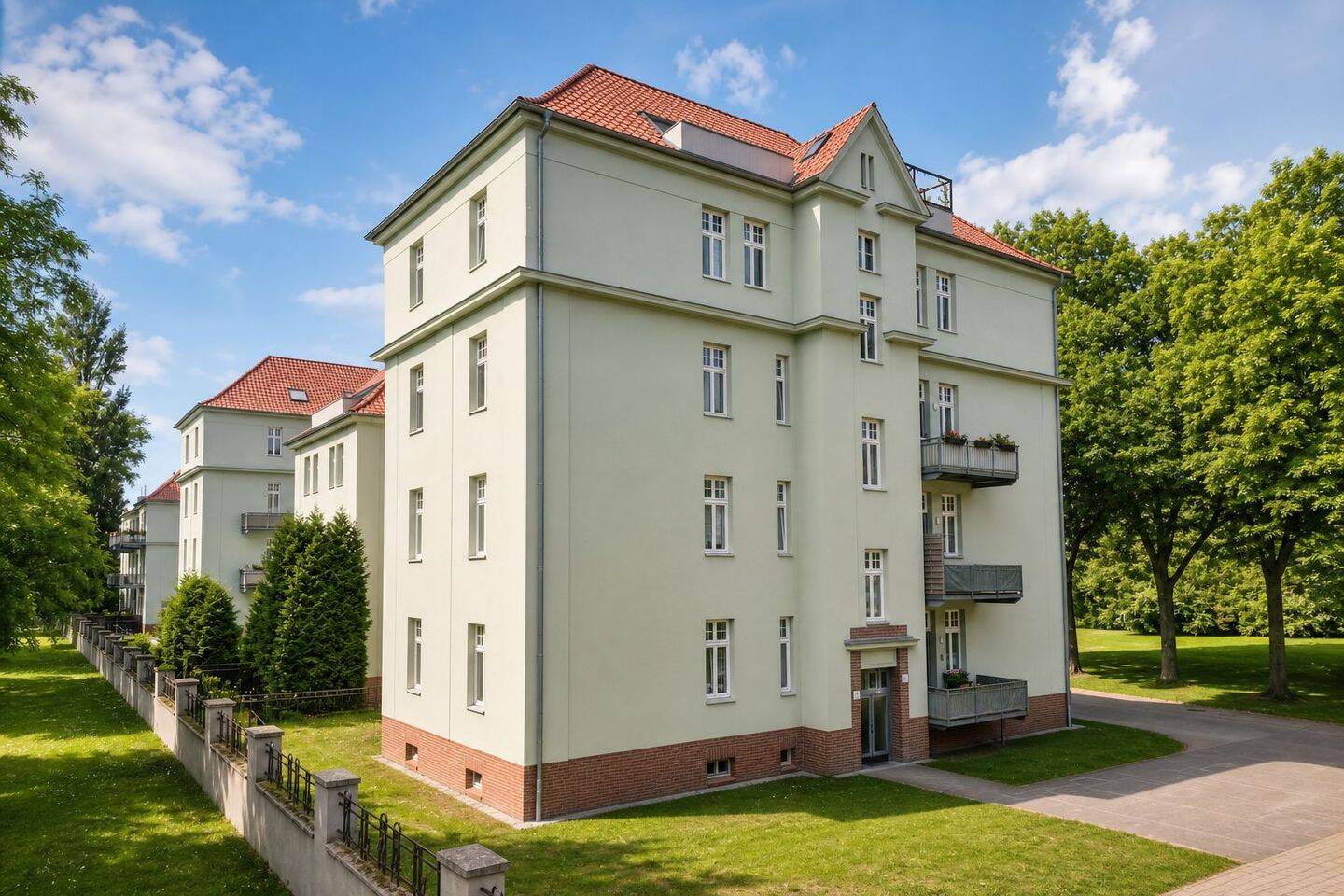 Attraktiv vermietete 4-Raum-Wohnung in denkmalgeschütztem Wohnensemble – Magdeburg – Vorschaubild 2
