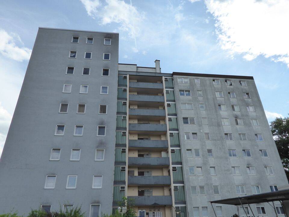 Zwei Wohneinheiten und eine Garage im Paket - vermietet und jeweils mit Balkon und Fußbodenheizung!