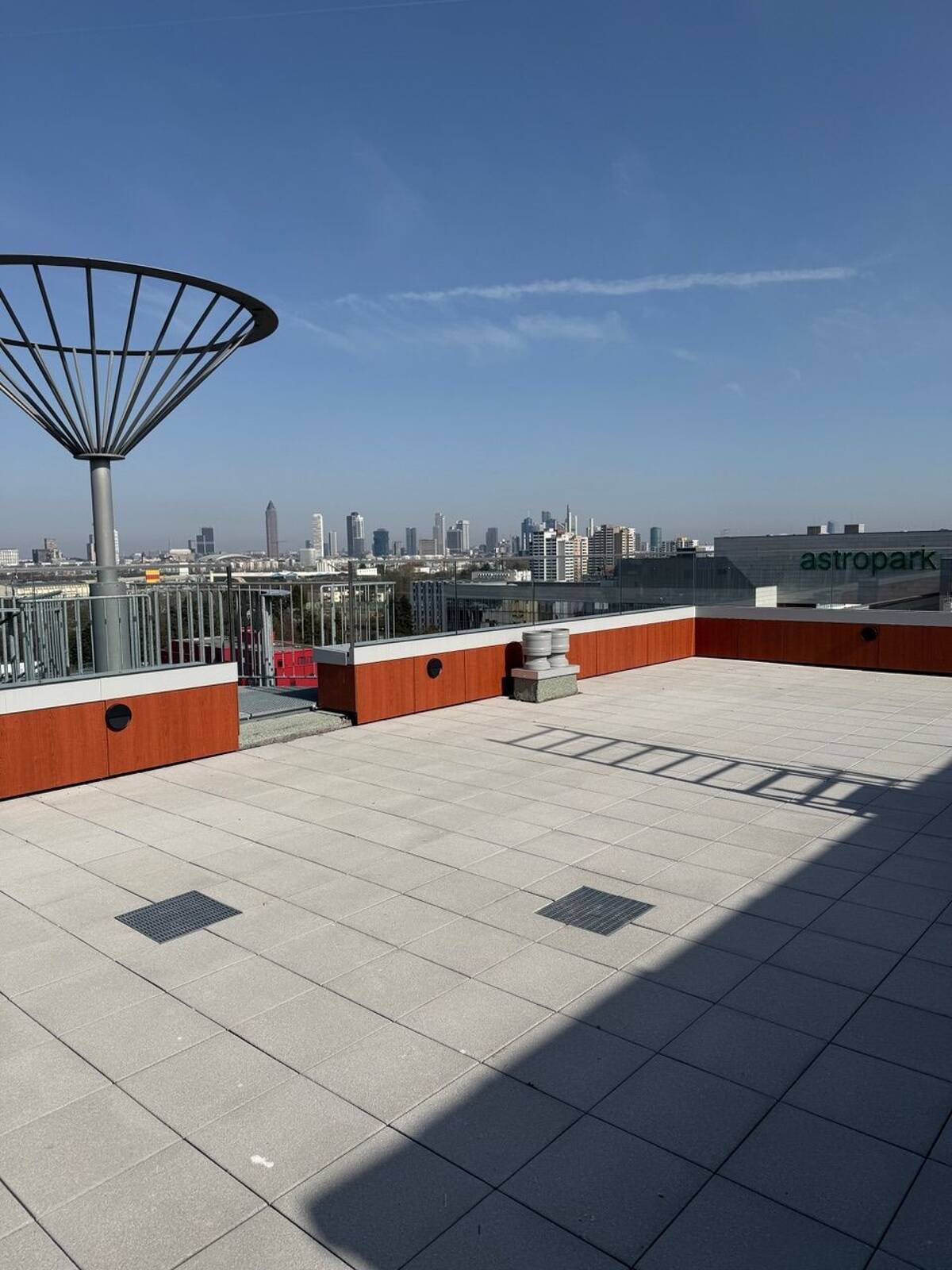 1-Zi-Appartment mit EBK, Concierge-Service, XXL-Skyline-Terrasse für HG uvm! – 60528 Frankfurt am Main – Bild 1 von 9