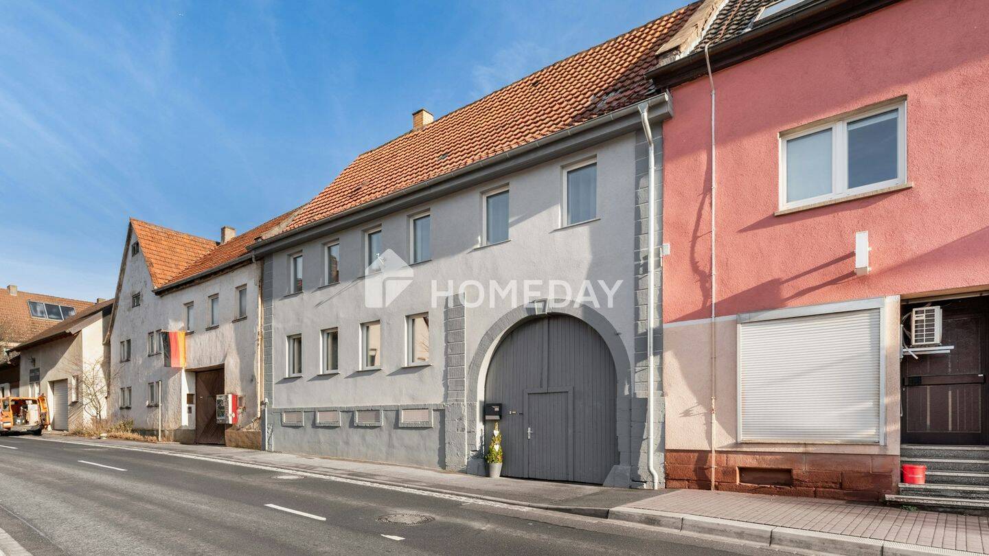 Saniertes Einfamilienhaus mit ELW, großzügiger Raumvielfalt, EBK, Kaminöfen, Innenhof & Scheune – Neubrunn – Bild 1 von 9