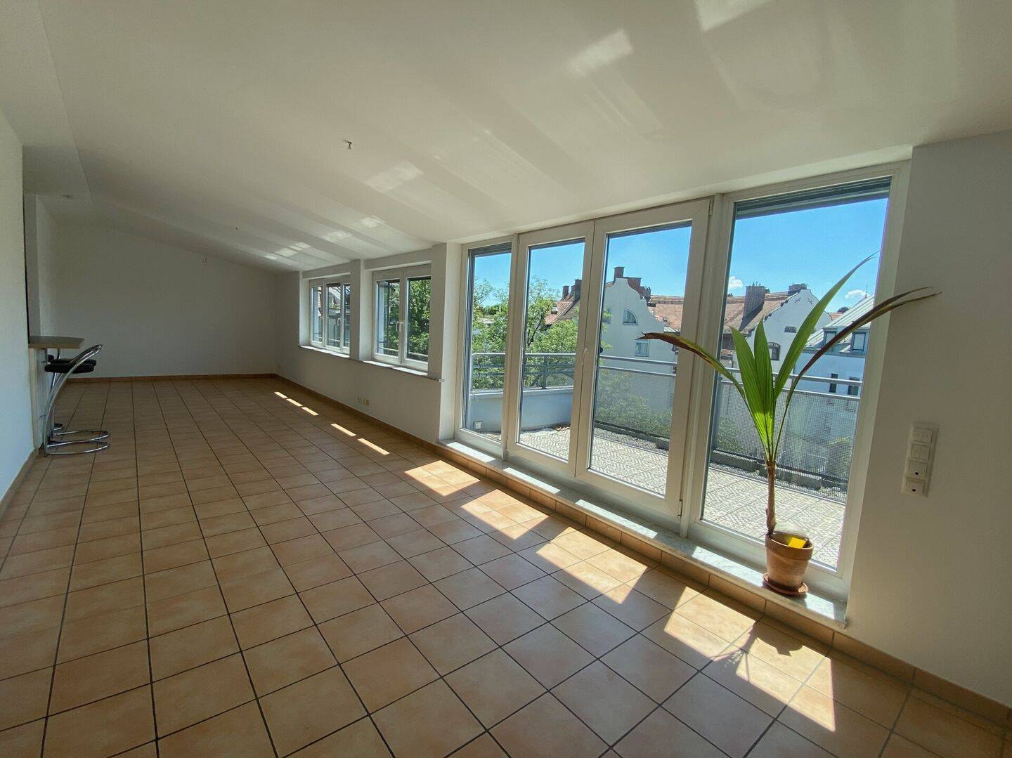 Großzügige, schicke Dachwohnung mit Dachterrasse am Pasinger Bahnhofsplatz mit eigenem Lift-Zugang – München – Vorschaubild 4