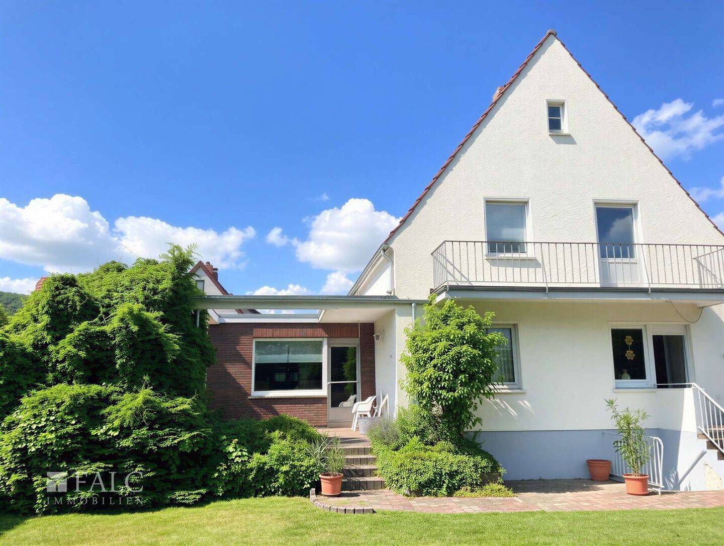 Die Lage macht es ! Sanierungsbedürftiges Einfamilienhaus in Porta Westfalica! – Porta Westfalica – Vorschaubild 2